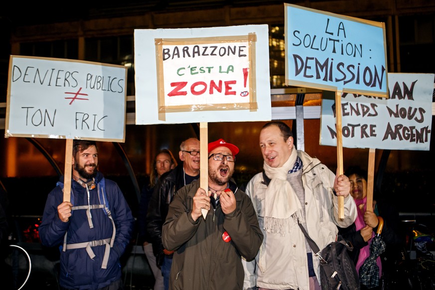 Des manifestants portent des pancartes appellant les magistrats a la demission, lors d&#039;une manifestation contre les membres du Conseil administratif de la ville de Geneve dans l&#039;affaires des ...