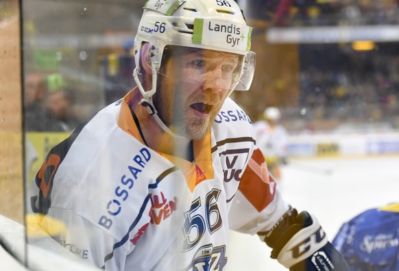 Timo Helbling von Zug, beim sechsten Playoff-Halbfinalspiel der National League A zwischen dem HC Davos und EV Zug, am Samstag, 1. April 2017, in der Vaillant Arena in Davos. (KEYSTONE/Gian Ehrenzelle ...