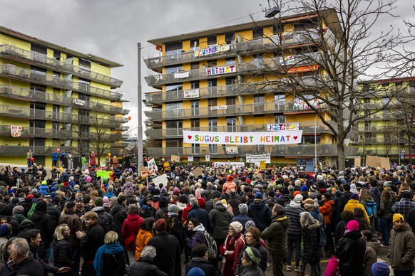 Teilnehmende waehrend einer Solidaritaetskundgebung mit den Mietenden der Sugus-Wohnbloecke nach einer Massenkuendigungen wegen Totalsanierung, am Sonntag, 8. Dezember 2024 in Zuerich. Ueber hundert M ...