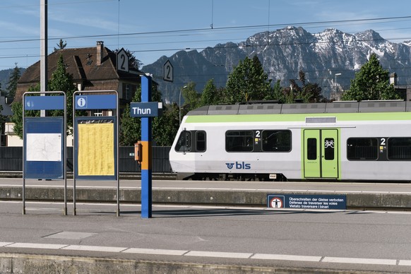 ZUR EISENBAHNGESELLSCHAFT BLS STELLEN WIR IHNEN HEUTE, MITTWOCH, 26. JULI 2017, FOLGENDES BILDMATERIAL ZUR VERFUEGUNG --- A BLS train pictured at Thun train station, Canton of Berne, Switzerland, on M ...