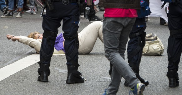 Bei einer Flüchtlings-Solidaritäts-Demo am 5. September 2015 besprayt ein Beamter der Stadtpolizei Zürich eine wehrlose Frau aus nächster Nähe mit Pfefferspray.&nbsp;