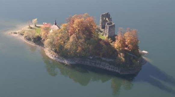 Auf dem kleinen Inselchen im Greyerzersee stehen die Türme zweier Burgruinen. Sie entstanden im 13. Jahrhundert und waren damals nicht von Wasser umgeben – denn die Île d'Ogoz existiert erst seit 1948 ...