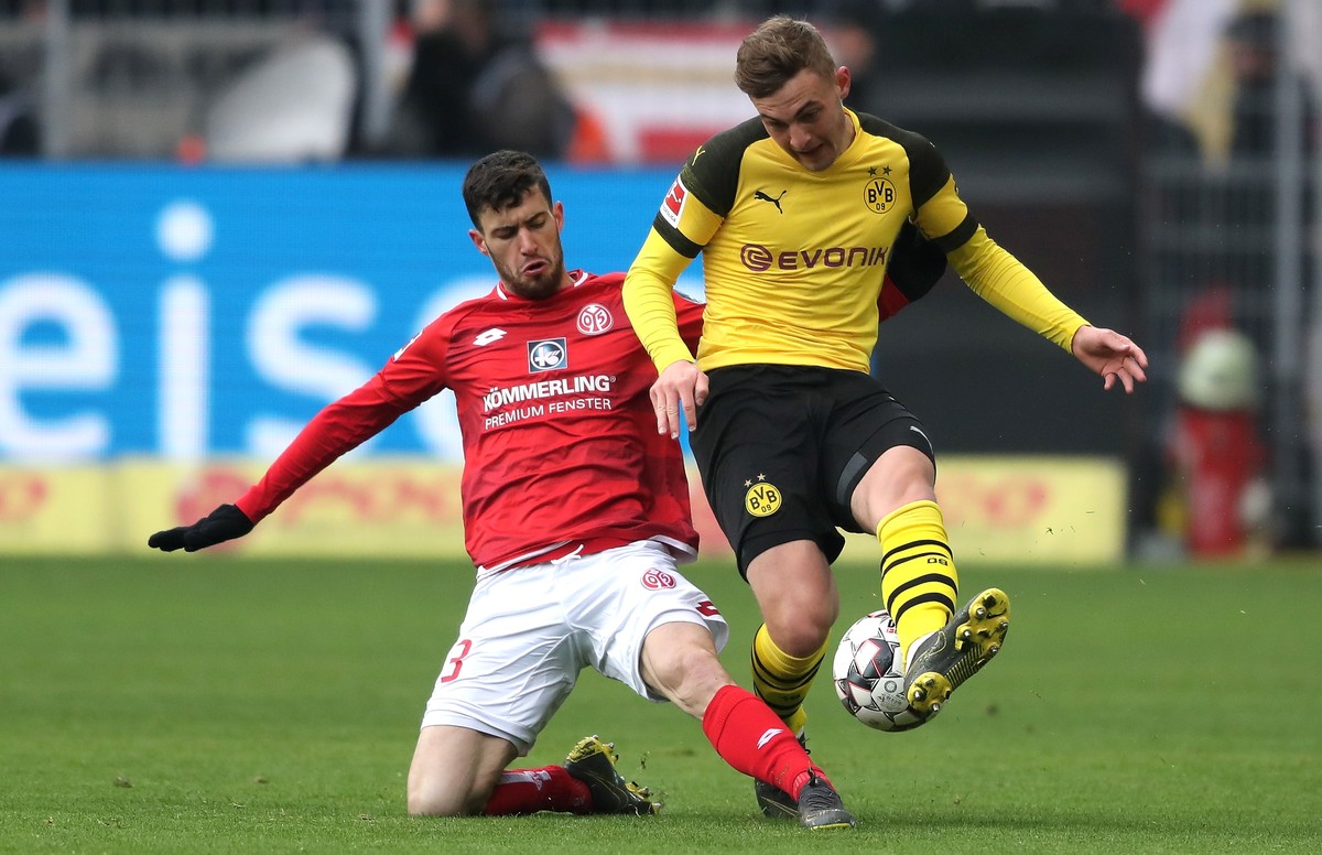 epa07504201 Mainz's Aaron (L) in action against Dortmund's Jacob Bruun Larsen (R) during the German Bundesliga soccer match between Borussia Dortmund and FSV Mainz 05 in Dortmund, Germany, 1 ...