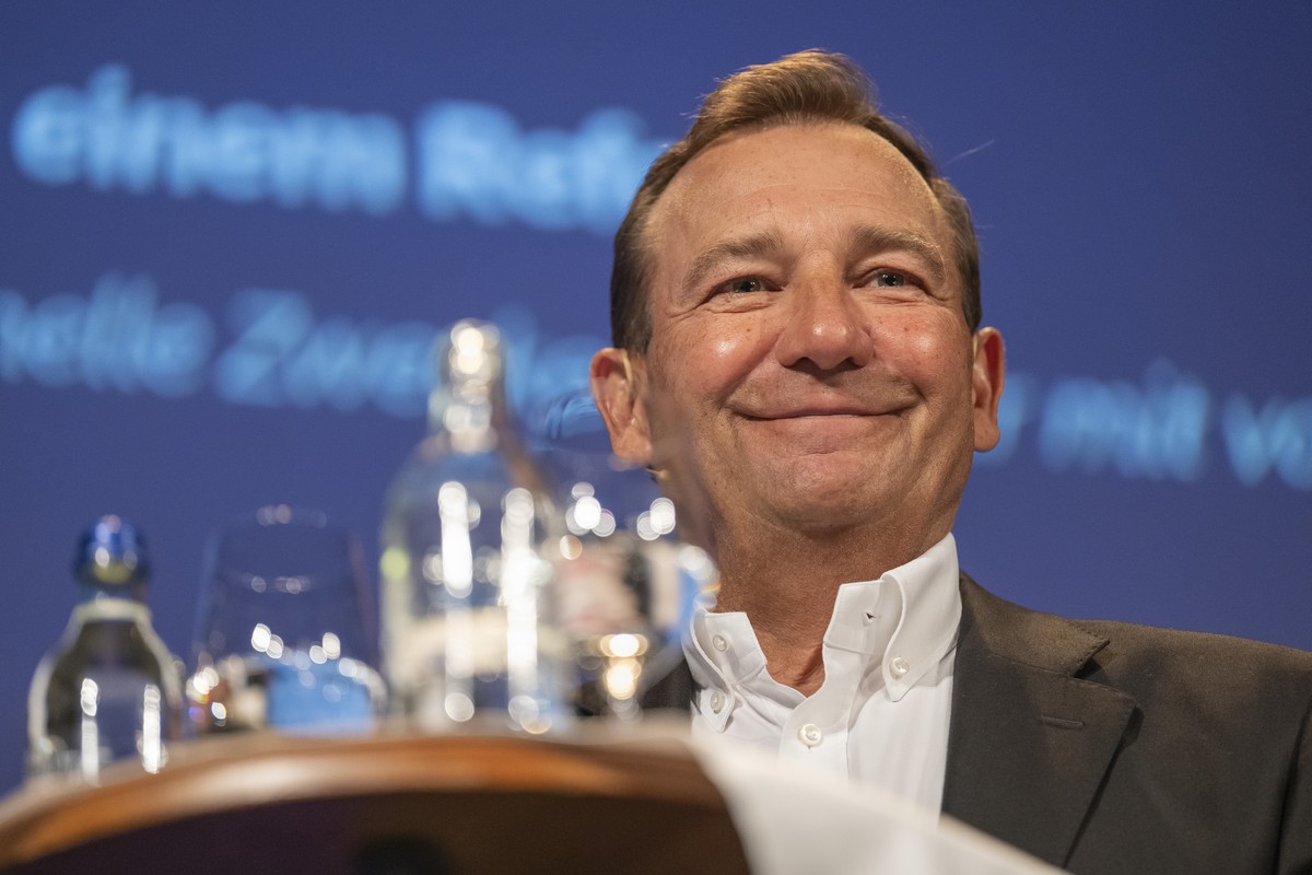 Thomas Matter, Nationalrat SVP und Co-Praesident Initiativkomitee, spricht an einem Podium zur Volksinitiative "200 Franken sind genug! (SRG-Initiative)", am Dienstag, 17. Februar 2026, in Z ...