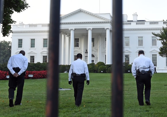 Am Tag nach dem Zwischenfall untersuchen Sicherheitsleute den Rasen vor dem Weissen Haus in Washington.