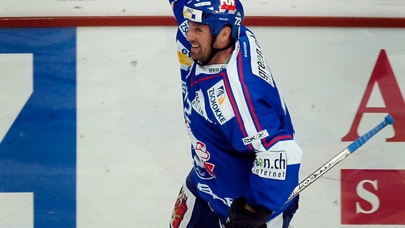 Jubel bei ZSC Doppeltorschuetze Mike Richard nach seinem 4:2 Siegtreffer gegen den SC Bern, am Mittwoch, 4. Januar 2006, beim Eishockey Nationalliga A Spiel zwischen den ZSC Lions gegen den SC Bern im ...