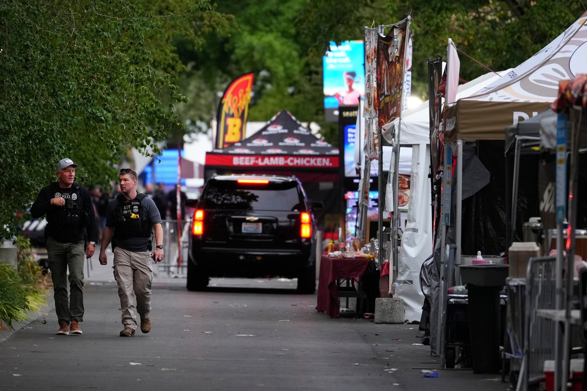Police officers respond to a shooting at Seattle Center during the Bite of Seattle food festival Sunday, July 26, 2026, in Seattle, Wash. (AP Photo/Lindsey Wasson)
Seattle Shooting