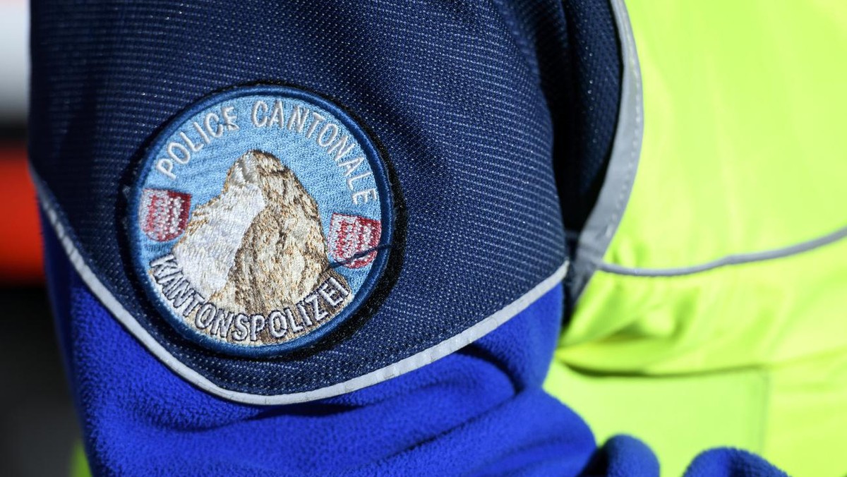 Un policier de la Police Cantonale Valaisanne photographie lors d'un controle routier lors de la presentation du renforcement des controles du trafic lourd (camion) ce lundi 16 novembre 2020 deva ...