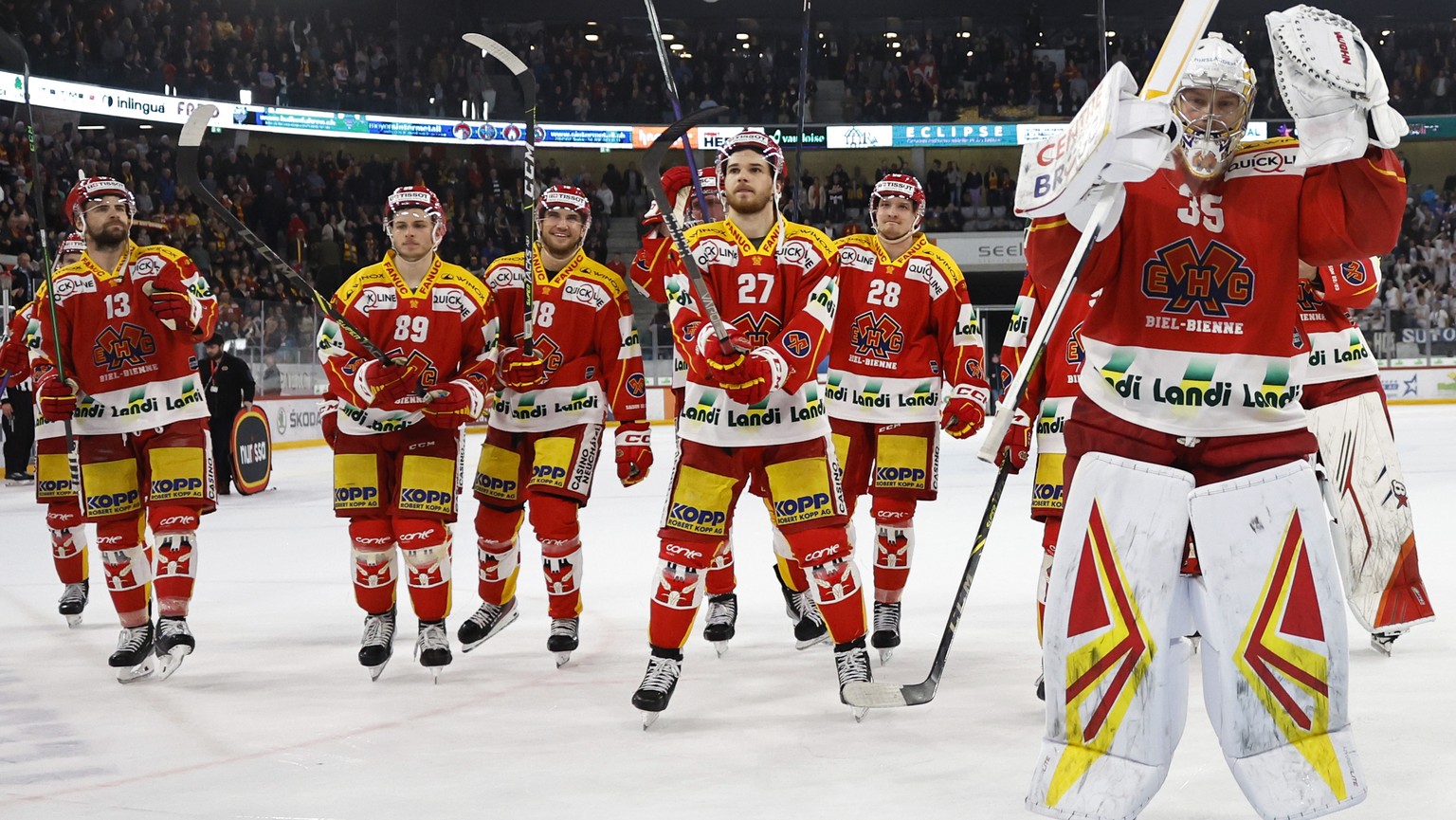 Biels Torhueter Harri Saeteri und seine Teamkollegen jubeln nach dem ersten Eishockey Playoff Halbfinalspiel der National League zwischen EHC Biel und ZSC Lions, am Donnerstag, 30. Maerz 2023, in der  ...