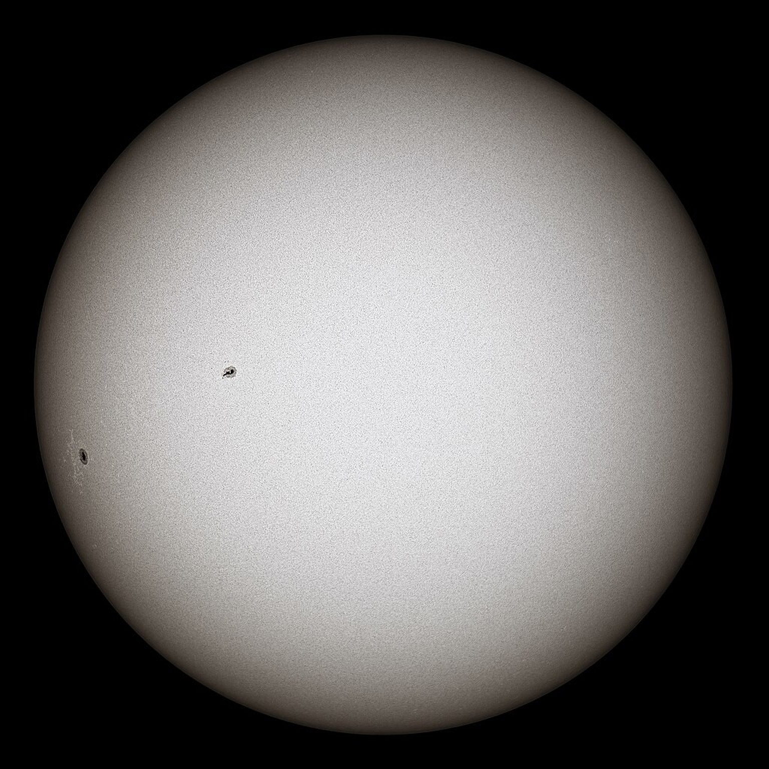Die Sonne, aufgenommen durch einen klaren Sonnenfilter.
https://commons.wikimedia.org/w/index.php?curid=94650721