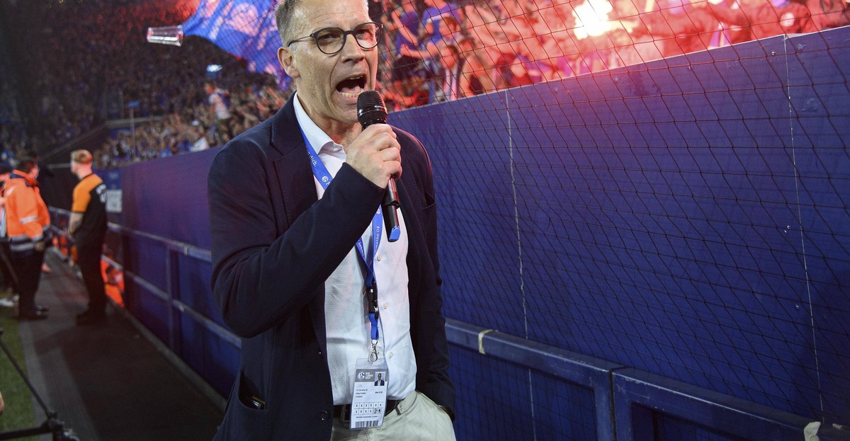Aufstieg Schalke, Peter KNAEBEL (Knäbel)(GE, Vorstand vor der Nordkurve, versucht die Fans ueber Mikro vom Platzsturm abzuhalten Fussball 2. Bundesliga, 33.Spieltag, FC Schalke 04 (GE) - FC St. Pauli  ...