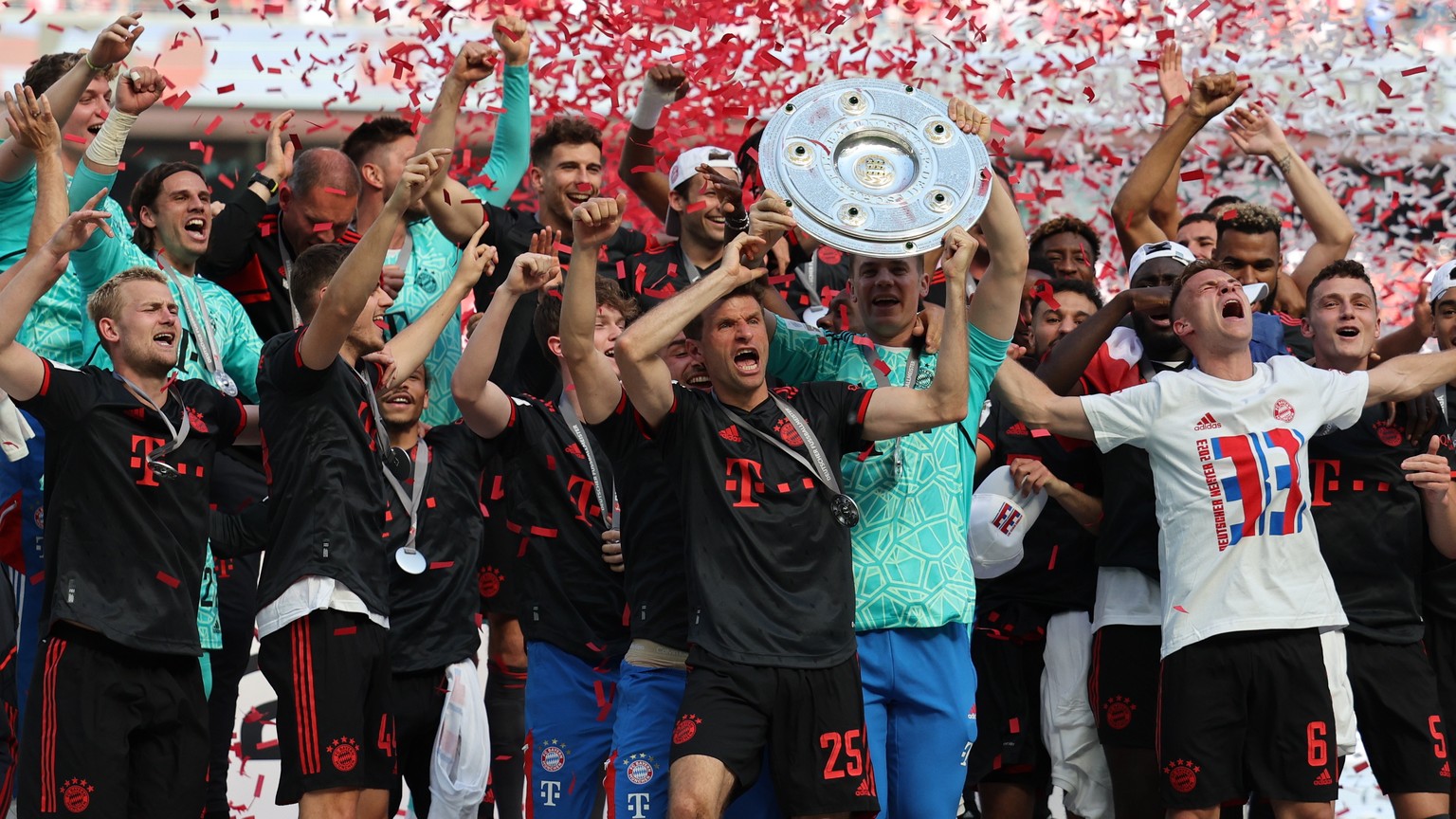 epa10658025 Bayern Munich&#039;s players celebrate with the league title trophy after winning the German Bundesliga soccer match between 1.FC Cologne and FC Bayern Munich, in Cologne, Germany, 27 May  ...