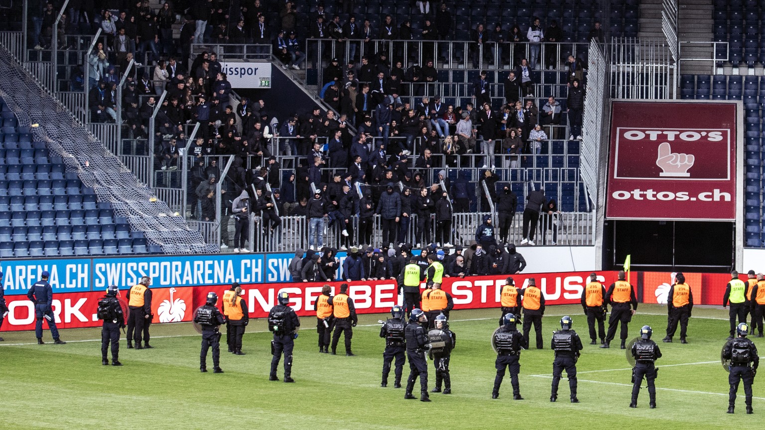 Die Polizei sichert das Stadion vor den GC Fans im Fussball Meisterschaftsspiel der Super League zwischen dem FC Luzern und dem Grasshopper Club Zuerich in der Swissporarena, am Sonntag, 12. Mai 2019  ...