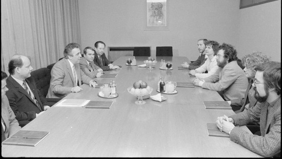 Empfang im DDR-Politbüro von Egon Krenz am 4. Januar 1984: Olaf Scholz (Zweiter von rechts) weilt mit einer Juso-Delegation in der DDR auf Einladung der FDJ.