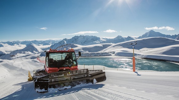 Zwei Wochen vor dem Saisonstart laeuft die Pistenpraeparation in Samnaun auf Hochtouren. Pistenfahrzeug beim Speichersee oberhalb der Samnauner Alp Trida. Das Skigebiet verfuegt ueber 238 Pistenkilome ...