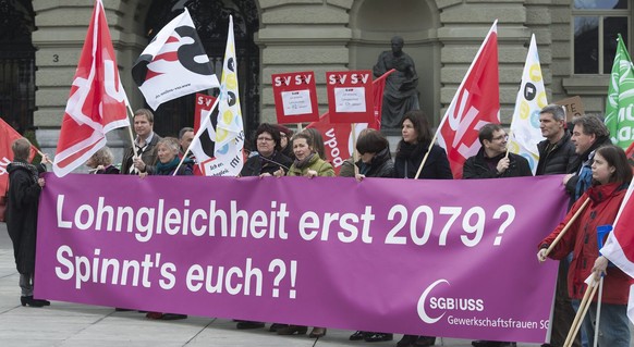 Gewerkschaftsaktivistinnen und -aktivisten demonstrieren fuer Lohngleichheit zwischen Mann und Frau, aus Anlass des Internationalen Frauentag (International Women&#039;s Day) vom 8. Maerz, am Donnerst ...