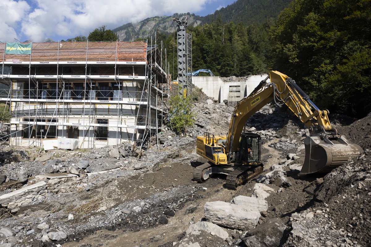 Bagger erstellen einen Schutzdamm, am Freitag, 16. August 2024 in Brienz im Berner Oberland. Am Montag Abend haben heftige Gewitter einen Murgang ausgeloest und Gebaeude, parkierte Fahrzeuge, Strassen ...