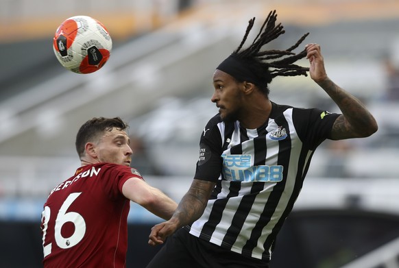 Liverpool&#039;s Andrew Robertson, left, challenges Newcastle&#039;s Valentino Lazaro during the English Premier League soccer match between Newcastle and Liverpool at St. James&#039; Park in Newcastl ...