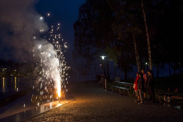 Eine Familie beobachtet ein Vulkan-Feuerwerk am 1. August 2015 in Unteraegeri. (KEYSTONE/Alexandra Wey)