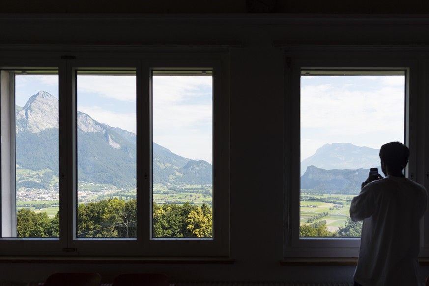 ARCHIV - ZUM RUECKGANG DER ASYLGESUCHE IM ZWEITEN QUARTAL IN DER SCHWEIZ STELLEN WIR IHNEN FOLGENDES ARCHIVBILD ZUR VERFUEGUNG. - Ein Asylsuchender macht ein Foto, aufgenommen an einem Rundgang im Asy ...