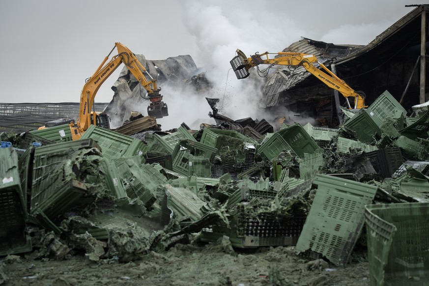 Der Schadenplatz nach einem Grossbrand bei der Tobi Tafelobst AG, aufgenommen am Samstag, 17. Maerz 2018, in Egnach. Der Brand war vergangene Nacht ausgebrochen und verursachte Schaeden in Millionenho ...