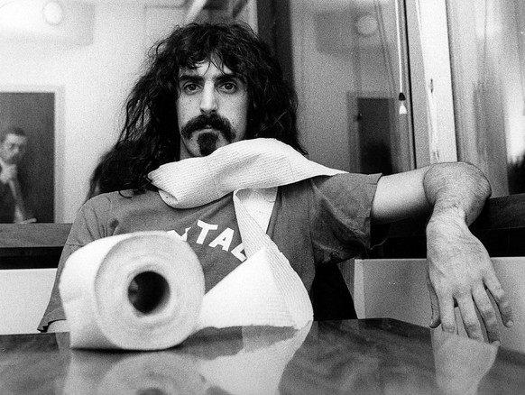 ZUM 75. GEBURTSTAG DES US-AMERIKANISCHEN MUSIKERS FRANK ZAPPA AM MONTAG, 21. DEZEMBER 2015, STELLEN WIR IHNEN FOLGENDES BILDMATERIAL ZUR VERFUEGUNG - Frank Zappa (27), leader der &quot;The Mothers of  ...