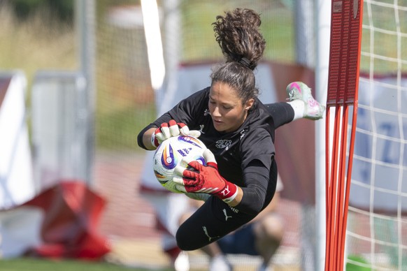 Die Torhueterin Livia Peng von der Schweizer Frauen Fussball Nationalmannschaft, anlaesslich eines Trainings der Schweizer Frauen Fussball Nationalmannschaft vor dem Start der 2. EM-Vorbereitungswoche ...