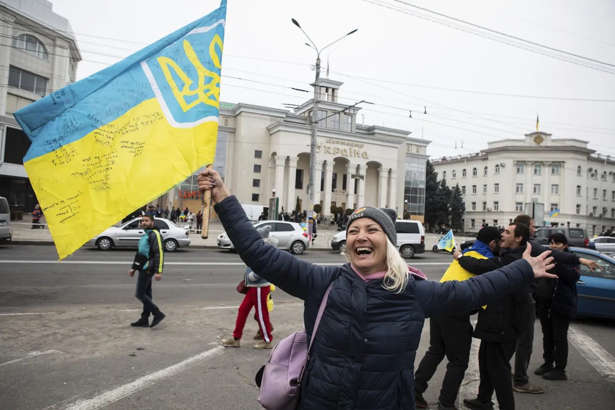 D'autres célébrations spontanées de la victoire ont également eu lieu ce week-end dans la ville libérée de Kherson. Pendant ce temps, la police et les soldats sont à la recherche de mines et de R ...