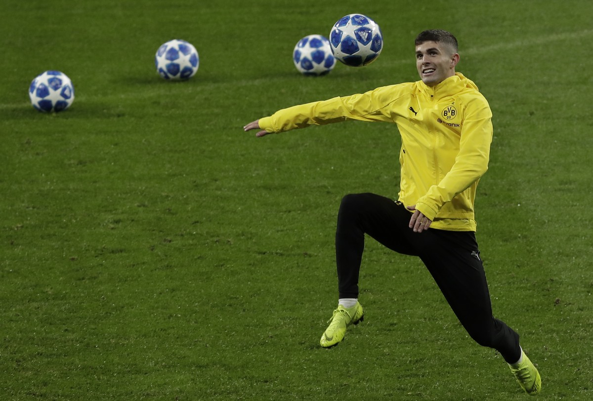 FILE - In this Nov. 5, 2018 file photo Borussia Dortmund's Christian Politic goes for a ball during a training session at Wanda Metropolitano stadium in Madrid, Spain, prior to the Champions Leag ...