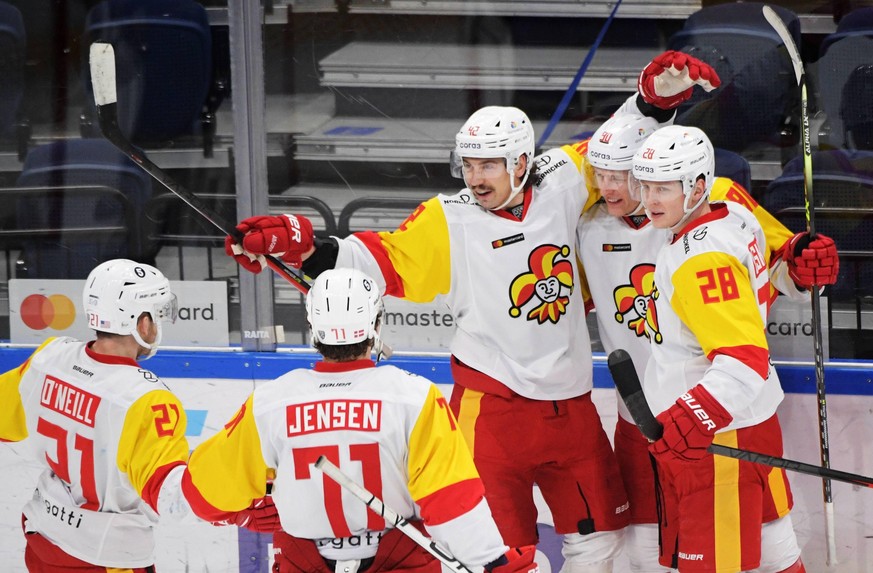 IMAGO / SNA

Russia Ice hockey, Eishockey Kontinental League Dynamo - Jokerit 6739098 11.01.2022 Jokerit s players celebrate the victory in the Kontinental Hockey League ice hockey match between Dynam ...