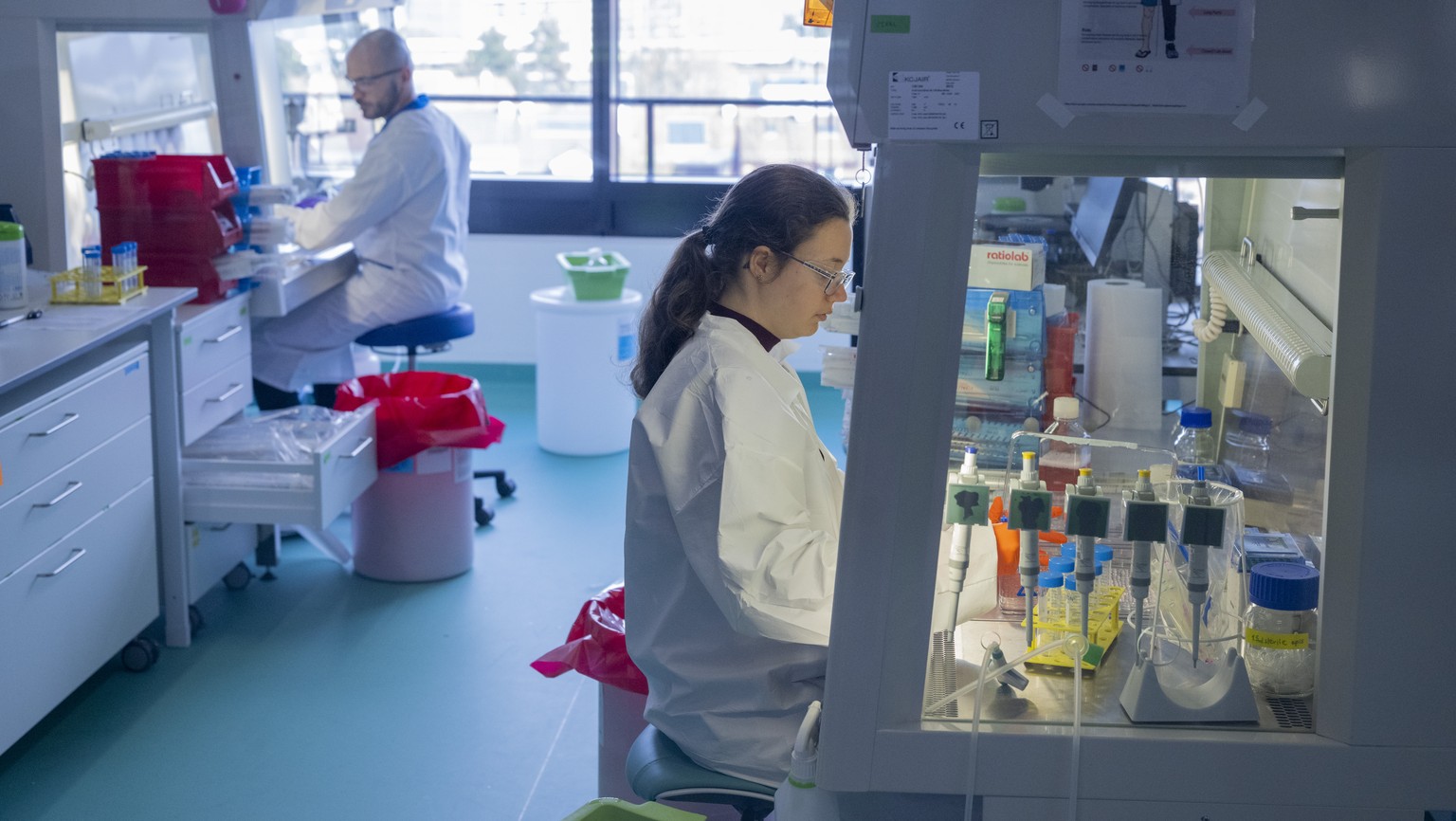 Forscher bei ihrer Arbeit im neuen Labor im Institut of Humen Biology, anlaesslich der Eroffnung des neuen Institue of Human Biology (IHB) im Roche Areal in Basel am Montag, 23. Maerz 2026. (KEYSTONE/ ...