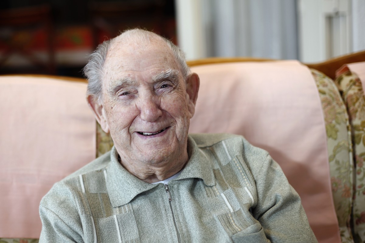 FILE - French WWII veteran Leon Gautier poses for a picture in his house, in Ouistreaham, Normandy, Thursday, May 9, 2019. Leon Gautier, the last member of an elite French unit that joined U.S. and ot ...