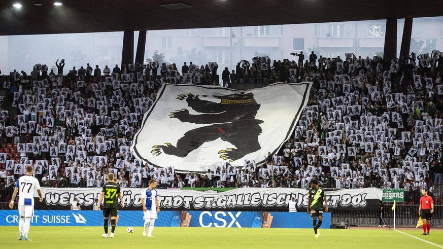 Fans des FC St. Gallen im Fussball Meisterschaftsspiel der Super League zwischen dem Grasshopper Club Zuerich und dem FC St. Gallen 1879 im Stadion Letzigrund, am Samstag, 6. August 2022 in Zuerich. ( ...