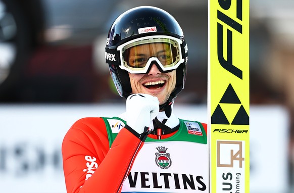 01.01.2025, Bayern, Garmisch-Partenkirchen: Ski nordisch/Skispringen: Vierschanzentournee, Weltcup, Gro�schanze, Herren, 1. Durchgang, Gregor Deschwanden aus der Schweiz reagiert nach seinem Sprung. F ...