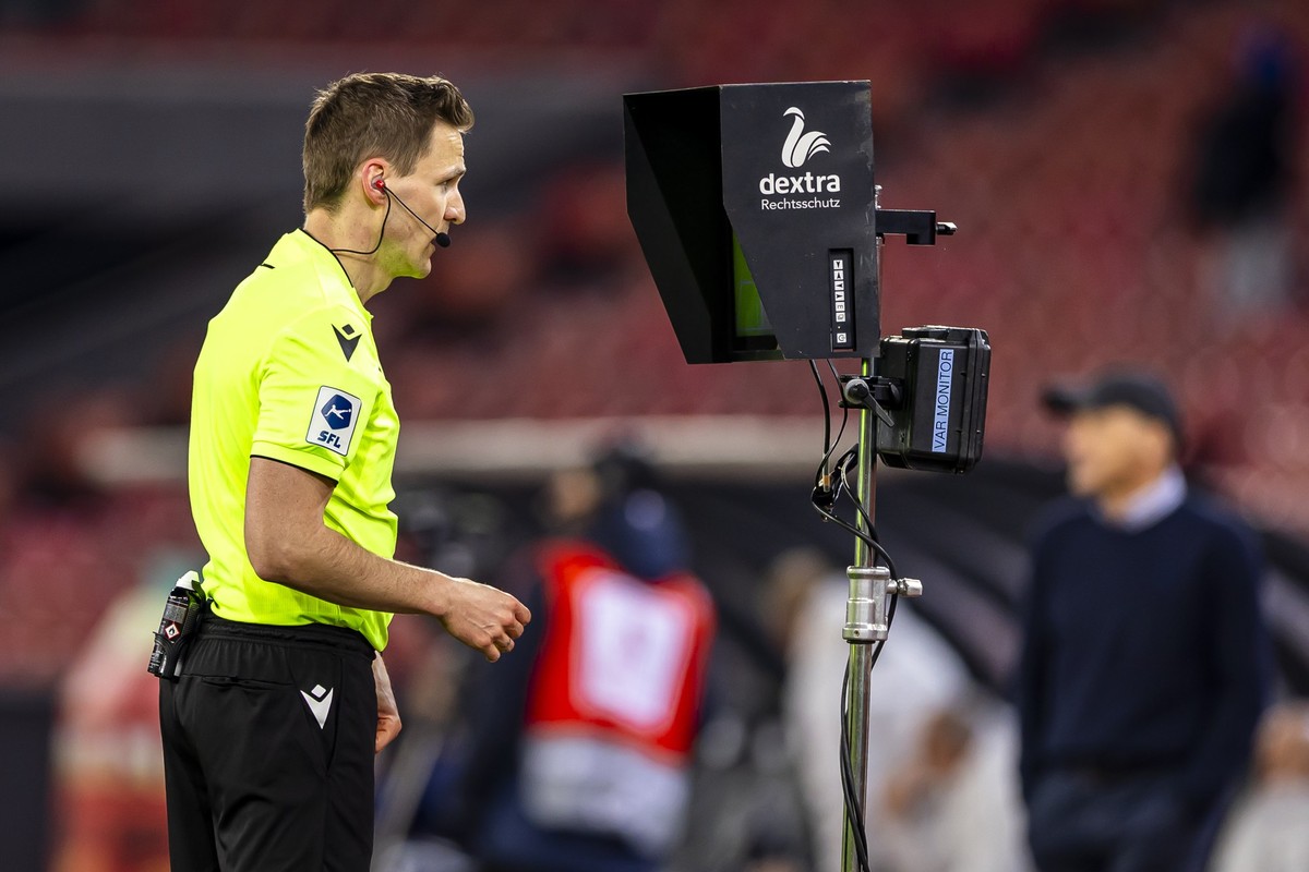 Schiedsrichter Sven Wolfensberger schaut sich ein Tor von Valon Berisha (FCZ) im VAR-Bildschirm an im Fussball Meisterschaftsspiel der Swiss Super League zwischen Zuerich, FCZ, und FC Lausanne-Sport,  ...
