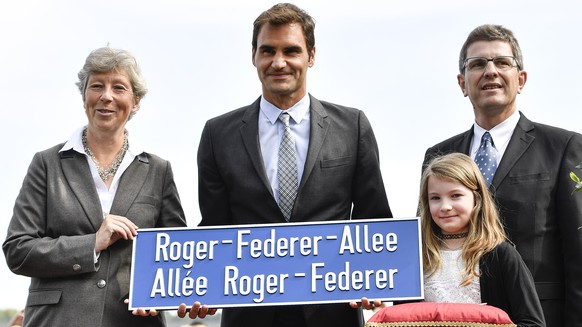 Roger Federer, Mitte, neben Erich Fehr, Stadtpraesident von Biel, rechts, und Barbara Schwickert, Bieler Gemeinderaetin, bei der Einweihung der &quot;Roger-Federer-Allee&quot; in Biel, am Donnerstag,  ...