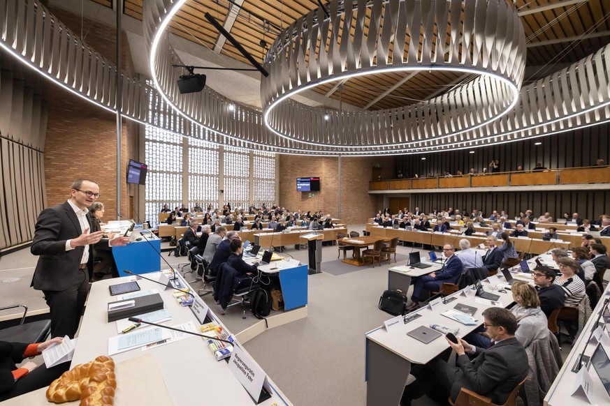 Regierungsrat Martin Neukom, links, spricht vor der ersten Sitzung des Zuercher Kantonsrats im provisorischen Rathaus Hard in der Bullingerkirche, am Montag, 20. Februrar 2023 in Zuerich. (KEYSTONE/Mi ...