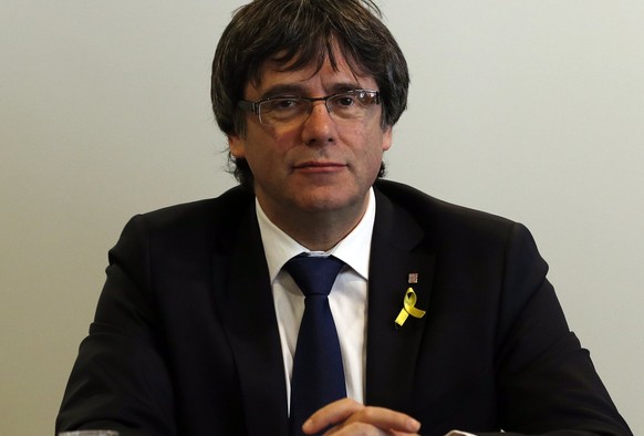 epa06676566 Former Catalan president Carles Puigdemont looks on during a working meeting with members of his parliamentary group, Junts per Catalunya, in Berlin, Germany, 18 April 2018. Puigdemont and ...