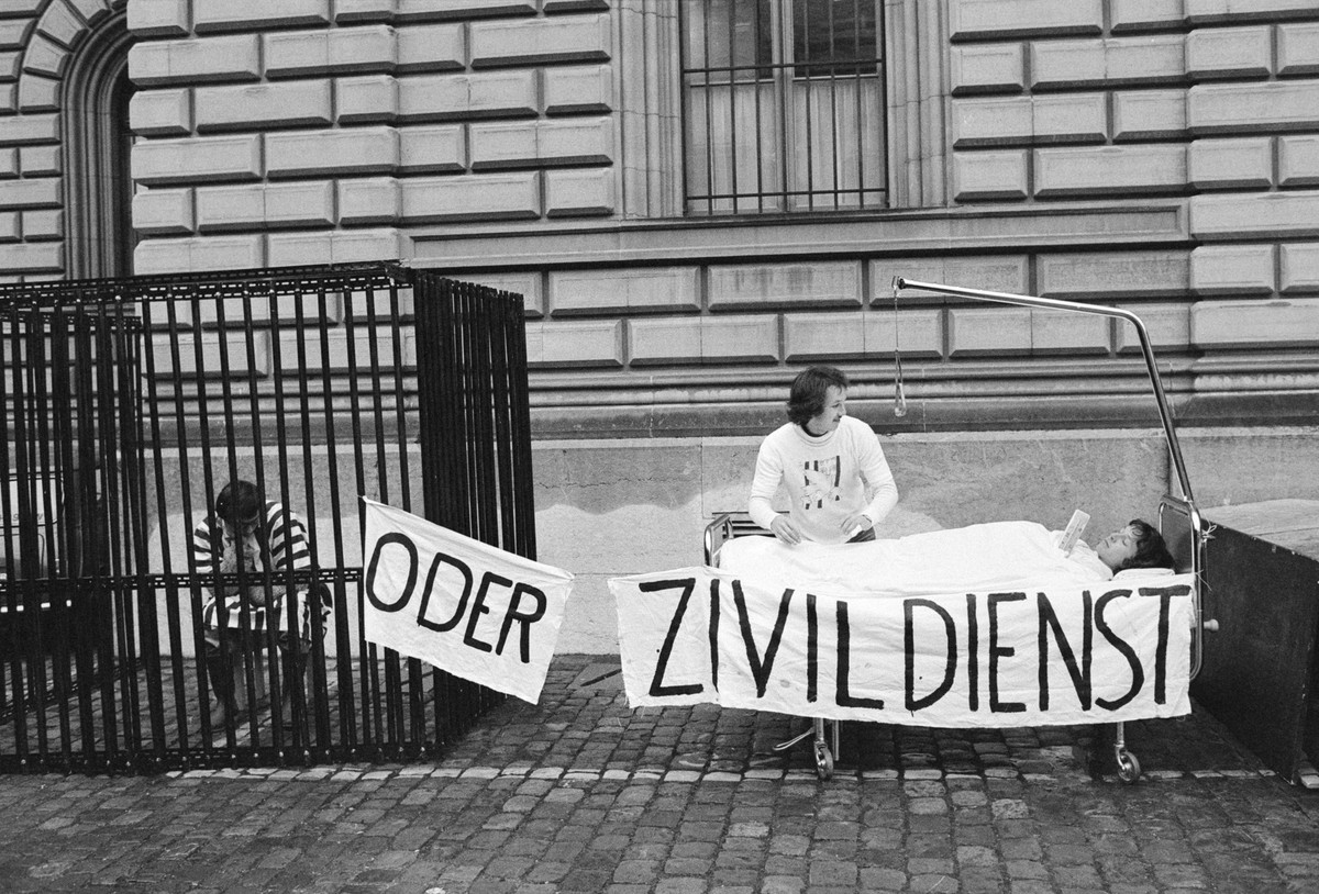 Mit einer Aktion Gefaengnis oder Zivildienst wird am 14. Dezember 1979 in Bern die Initiative "fuer einen echten Zivildienst auf der Grundlage des Tatbeweises" eingereicht. (KEYSTONE/Str)