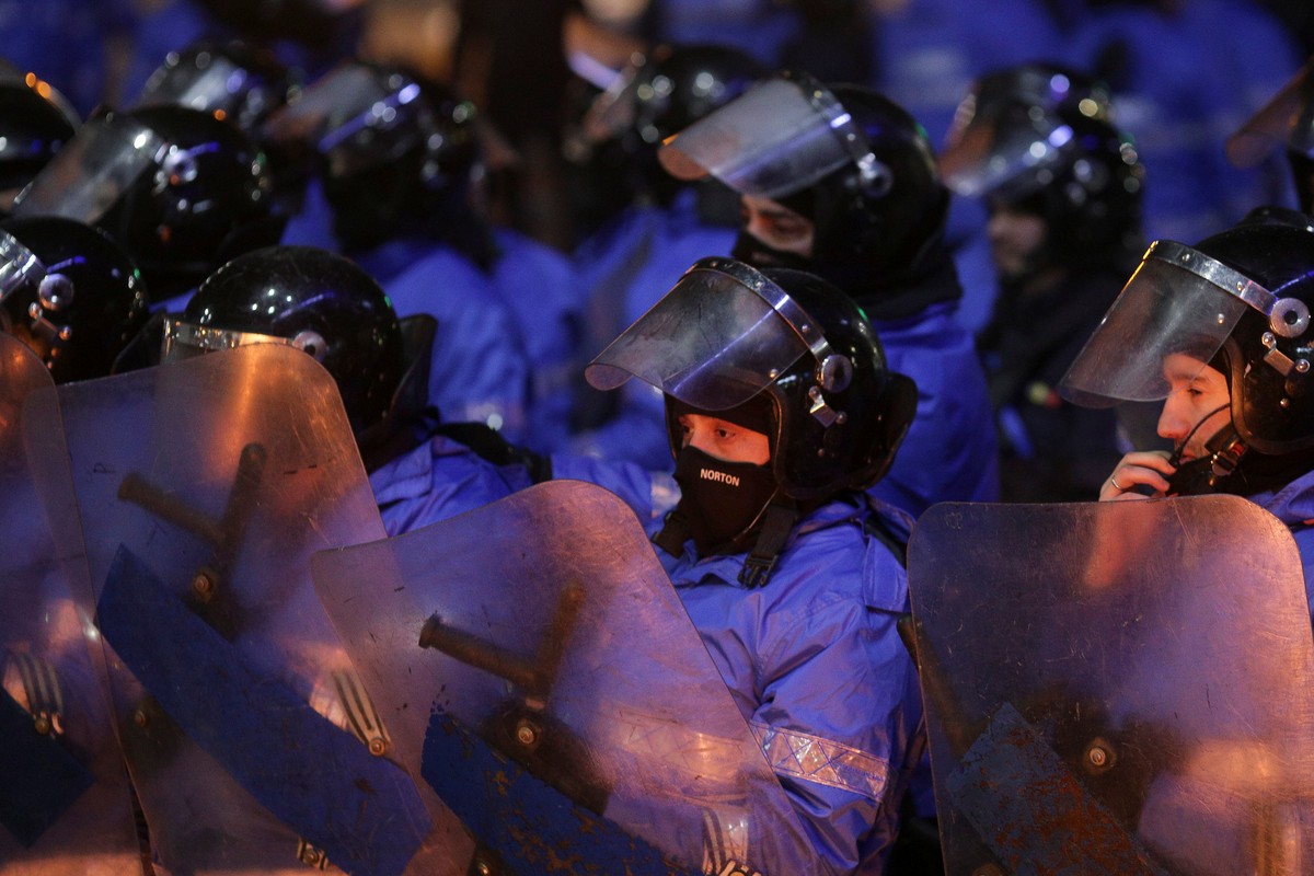 Romanian police stand guard during a demonstration in Bucharest, Romania, February 1, 2017. Inquam Photos/Octav Ganea via REUTERS ATTENTION EDITORS - THIS IMAGE WAS PROVIDED BY A THIRD PARTY. EDITORIA ...