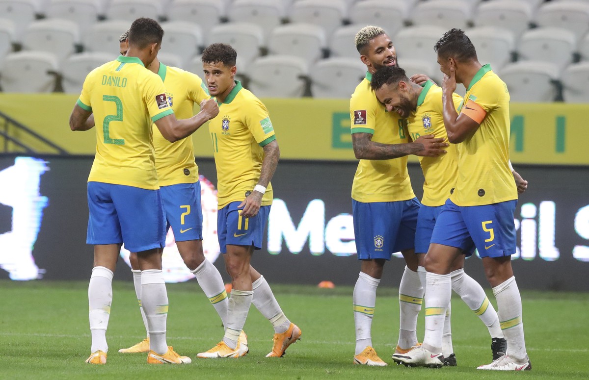 Brazil's Philippe Coutinho, third from left, celebrates with teammates after scoring his side's 5th goal during a qualifying soccer match for the FIFA World Cup Qatar 2022 against Bolivia at ...
