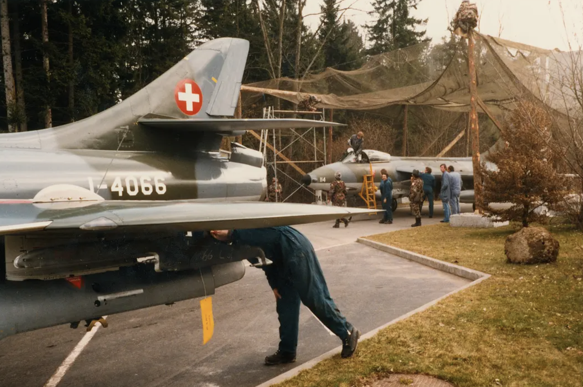 Le déploiement des bombardiers d'attaque au sol s'est effectué en partie à couvert et en camouflage.