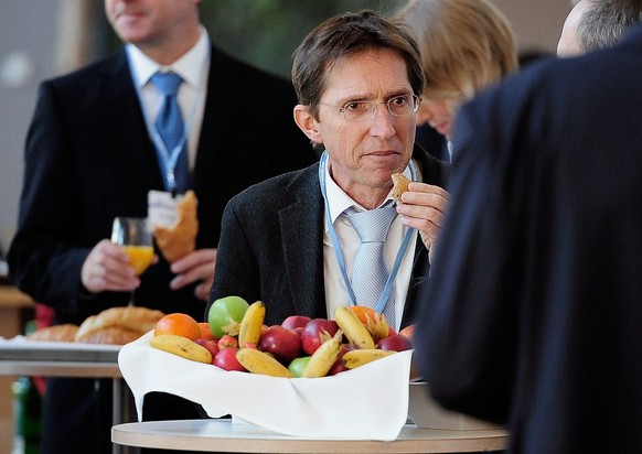 Michael Jordi, Zentralsektretaer der Konferenz der Gesundheitsdirektoren (GDK), verpflegt sich vor Beginn der13. Arbeitstagung Nationale Gesundheitspolitik am Donnerstag, 17. November 2011 in Bern. (K ...