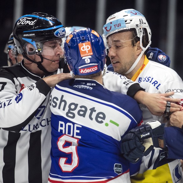 Linienrichter Dario Fuchs, Zuerichs Garrett Roe, Zugs Jan Kovar und Schiedsrichter Ken Mollard, von links, im Eishockeyspiel der National League zwischen den ZSC Lions und dem EV Zug am Donnerstag, 22 ...