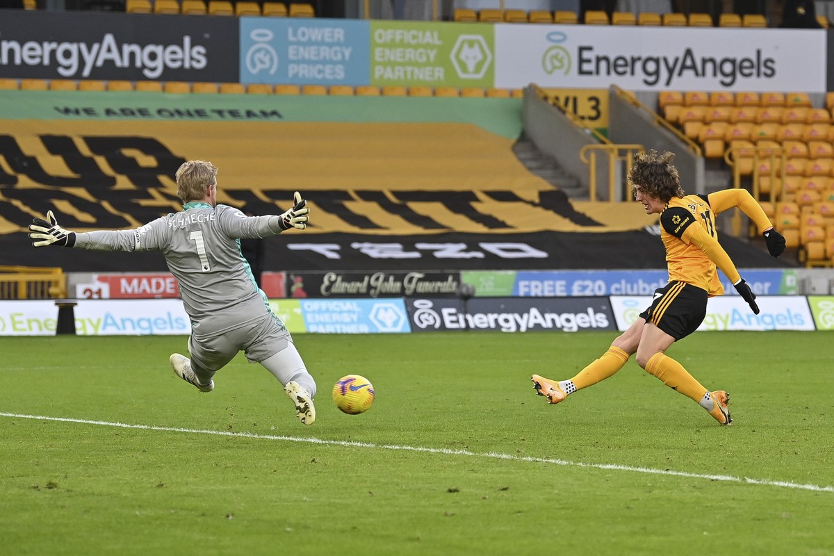 epa08994169 Wolverhampton Wanderers's Morgan Gibbs-White (R) in action against Leicester's goalkeeper Kasper Schmeichel (L) during the English Premier League soccer match between Wolverhampt ...