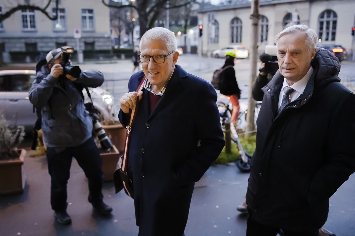 Der ehemalige Raiffeisenchef Pierin Vincenz, links, erscheint mit Anwalt Lorenz Erni zum vierten Prozesstag des Raiffeisen-Prozess des Zuercher Bezirksgerichts vor dem Volkshaus, am Freitag, 28. Janua ...