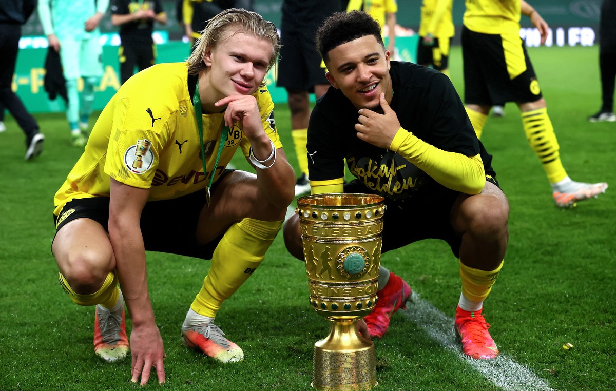 epa09198329 Dortmund's Erling Haaland and Dortmund's Jadon Sancho celebrate with the trophy after winning the German DFB Cup final soccer match between RB Leipzig and Borussia Dortmund in Be ...