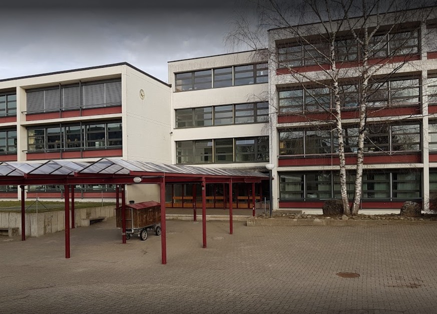 Die Schule Feldhof in Volketswil warnt vor einem Unhold.