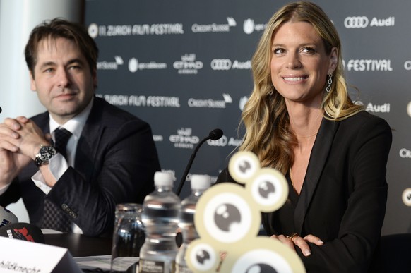 Die beiden Co-Direktoren des Zurich Film Festival, Nadja Schildknecht, rechts, und Karl Spoerri, links, orientieren an einer Medienkonferenz in Zuerich am Donnerstag, 10. September 2015, ueber das Pro ...