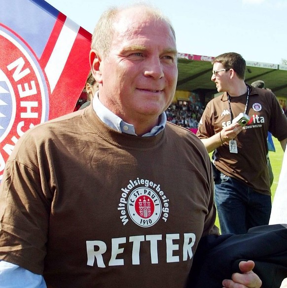 Bildnummer: 00865029 Datum: 12.07.2003 Copyright: imago/Ulmer
Manager Uli Hoeneß (Bayern) erscheint anläßlich des Benefizspiels zur Lizenzsicherung des FC St. Pauli im Weltpokalsiegerbesieger-Retter T ...